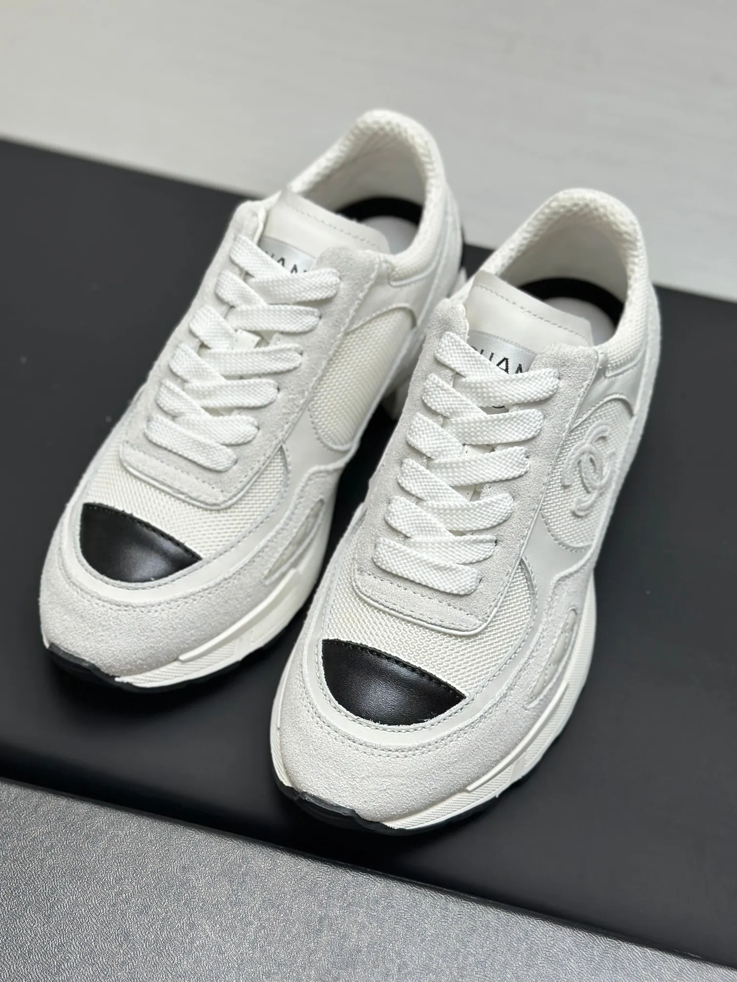 Men's shoes 💰620💰Women's 🚺 Chanel Panda shoes! 2025 counter top casual sports shoes This classic design; the upper is in the style of electric embroidery with various techniques; the outsole is fashionable and sporty; the unusual inclusion of a variety of color matching elements... The diversified mix and match is very good-looking and versatile, and can be used for leisure, fashion, sports, and outdoor... ꫛꫀꪝ Go➫ Materials: ❶Upper made of: original imported first-layer silk cowhide + original waterproof cloth + original first-layer cowhide ❷Inner use: Original Yangli+wang ❸ Outsole based on: Original TPU combination outsole Special counter boutique packaging complete set for women 35–41